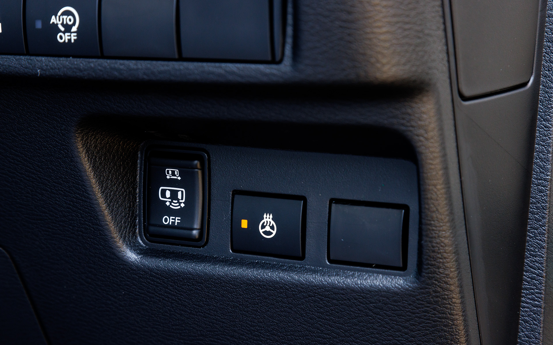 さらに下部にはステアリングヒーターとハンズフリー機能のスイッチ