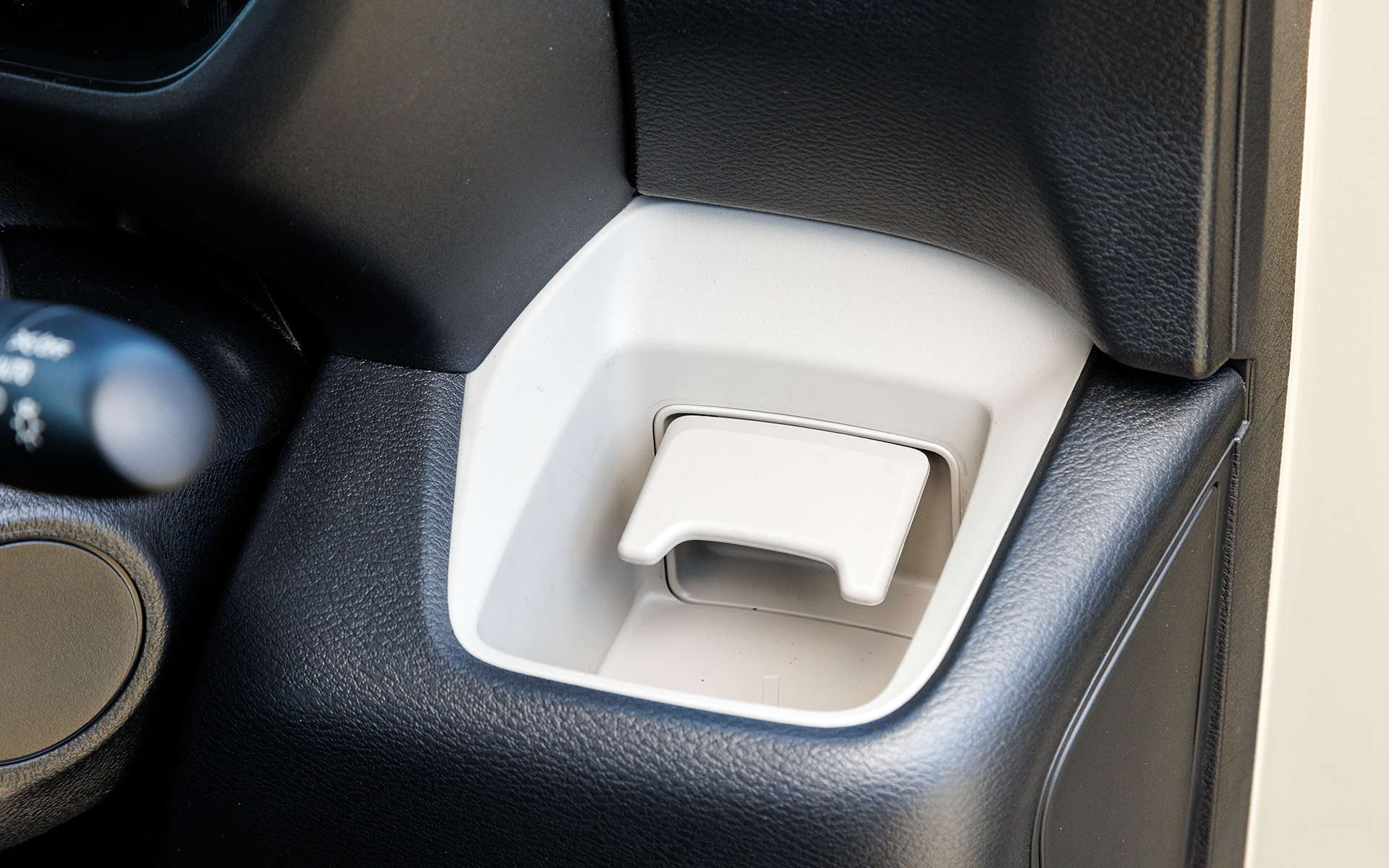 フロントシート用のカップホルダー