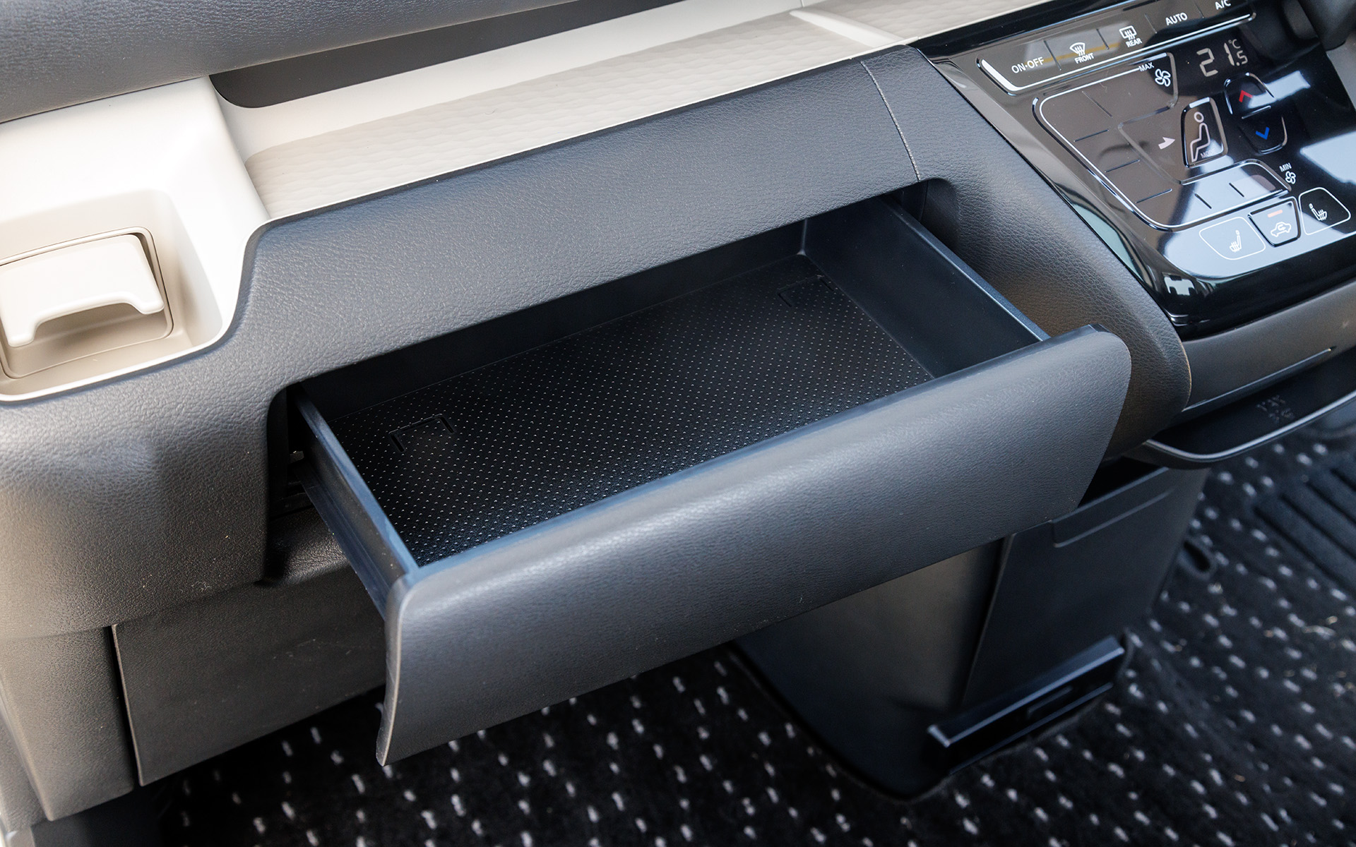 助手席前にはボックスティッシュを収納できる