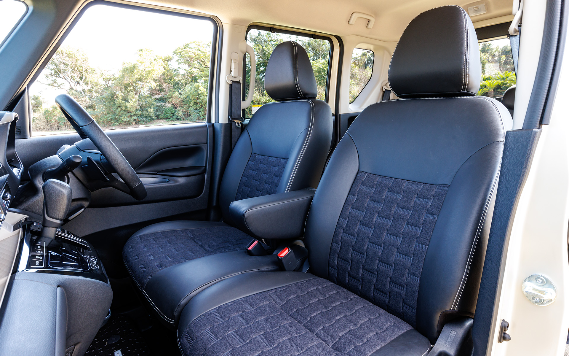 Premium系のシート表皮は合成皮革とファブリックのコンビネーション。中央にはアームレストを装備