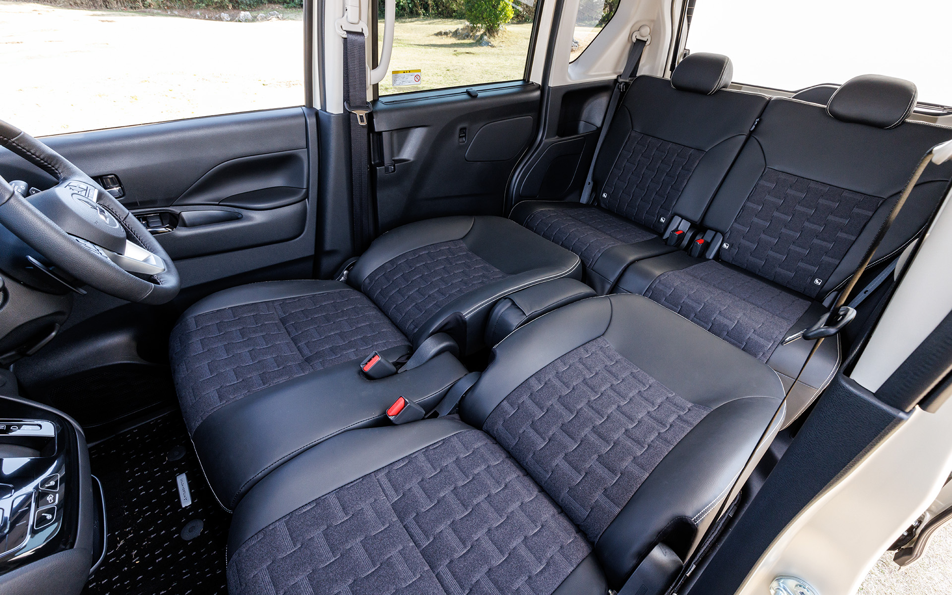 フロントシートを倒せば広い空間にも