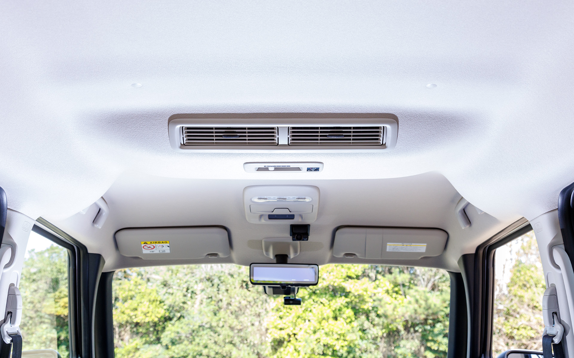 Premium系の頭上にはサーキュレーターを装備