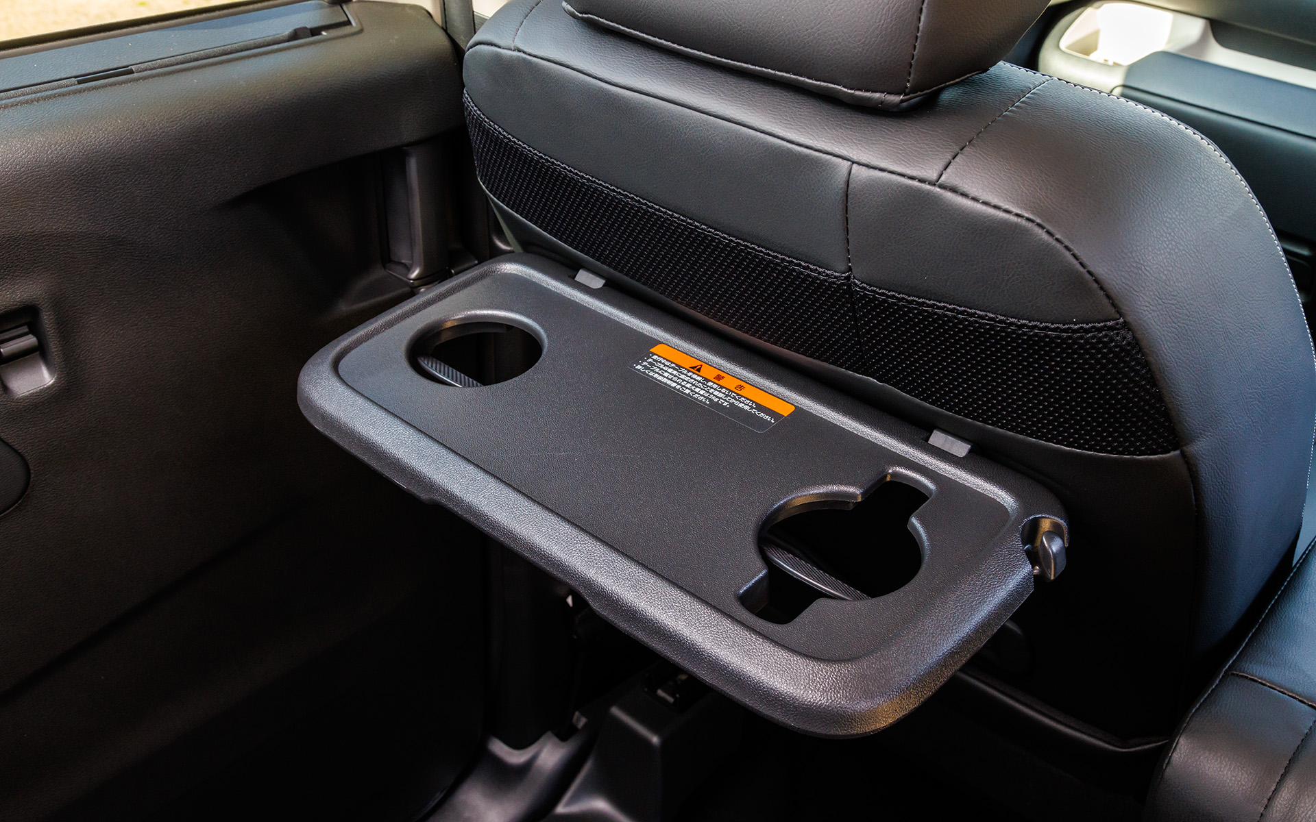 Premium系の助手席背面にはシートバックテーブルが備わる