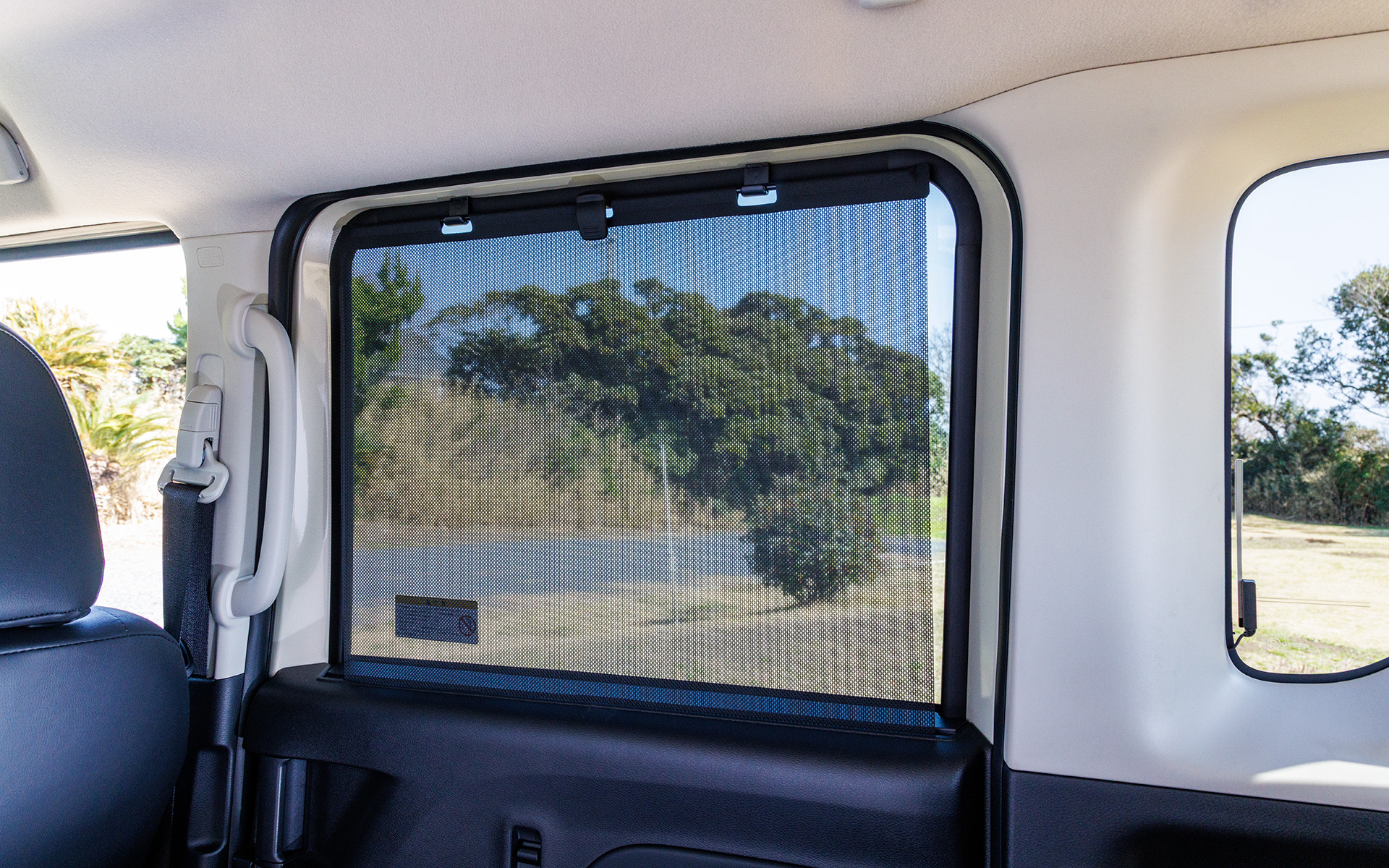 Premium系のリアウインドウには内蔵式のロールサンシェードも