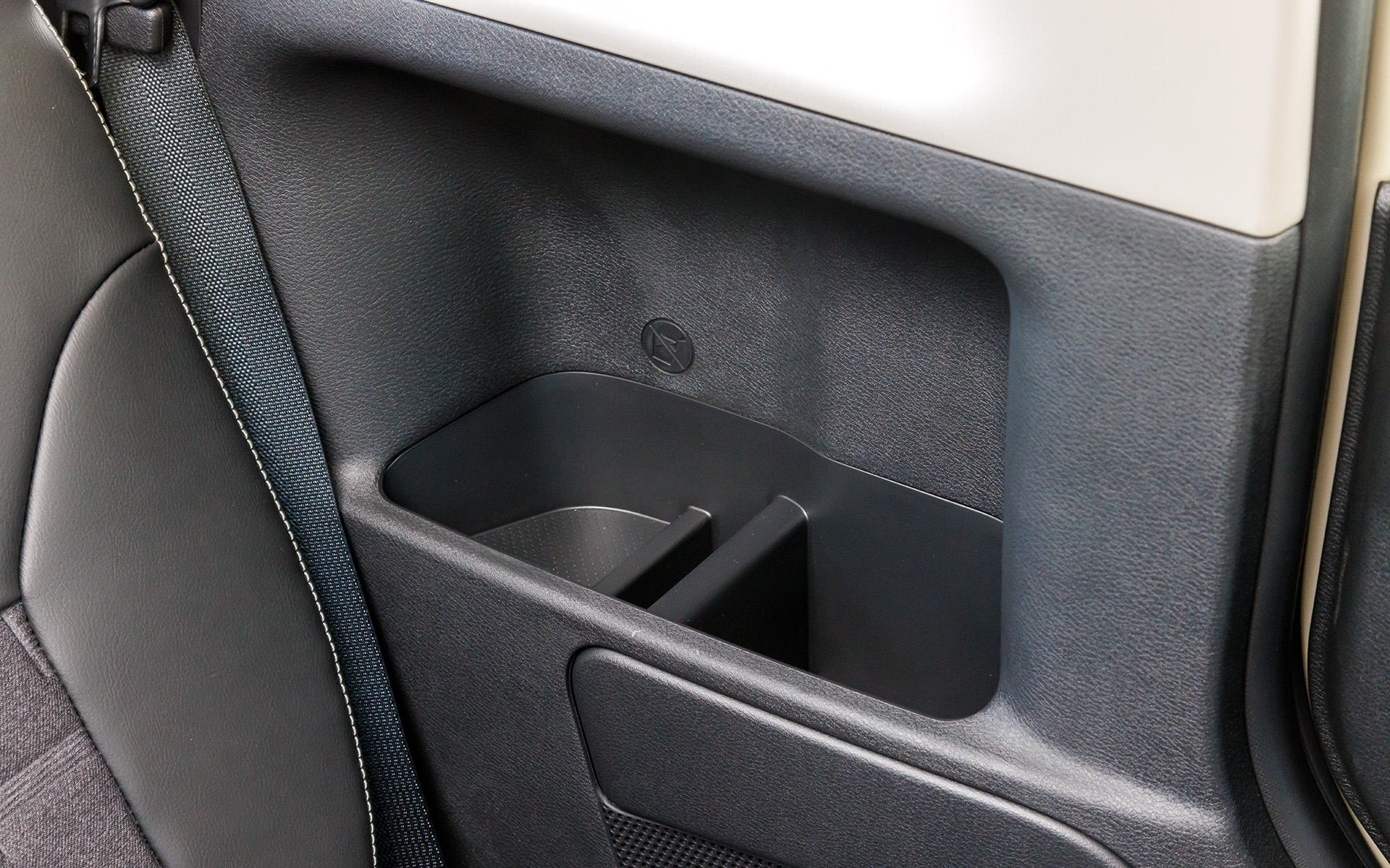 リアシートサイドにはボトルホルダーなどの収納スペースを用意