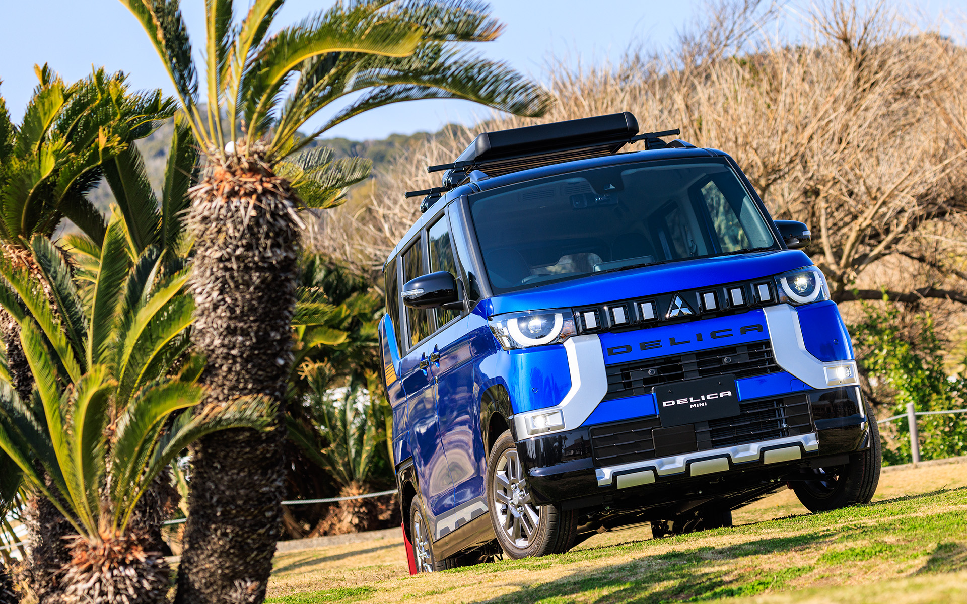 オプション装着車。ボディカラーはライトニングブルーマイカ×ブラックマイカの2トーン