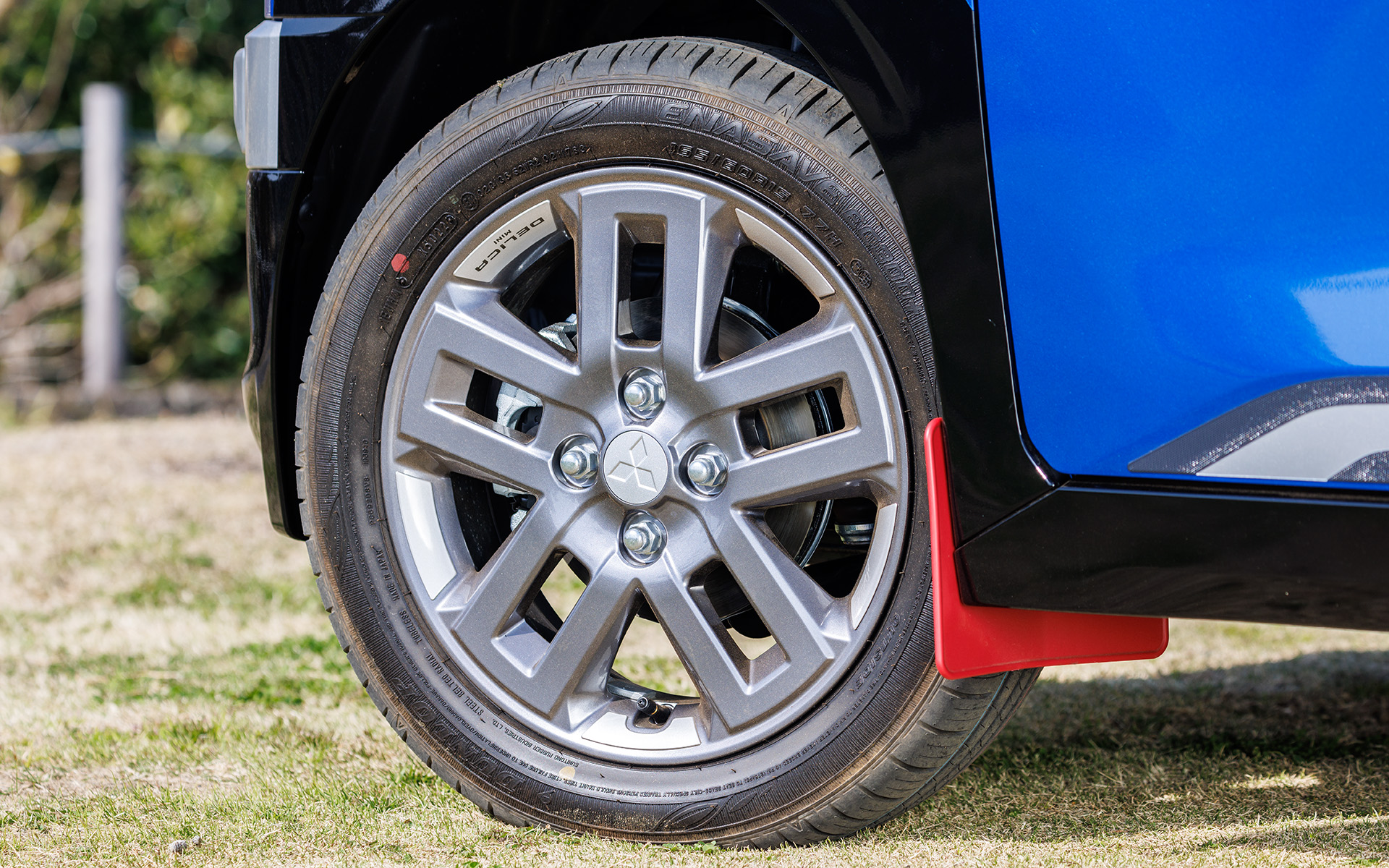 アルミホイール用のDELICA MINIデカールもある