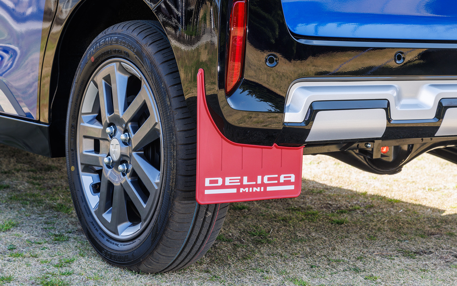 マッドフラップ。アルミホイール用デカールと「タフネスパッケージA」としてセットになっている