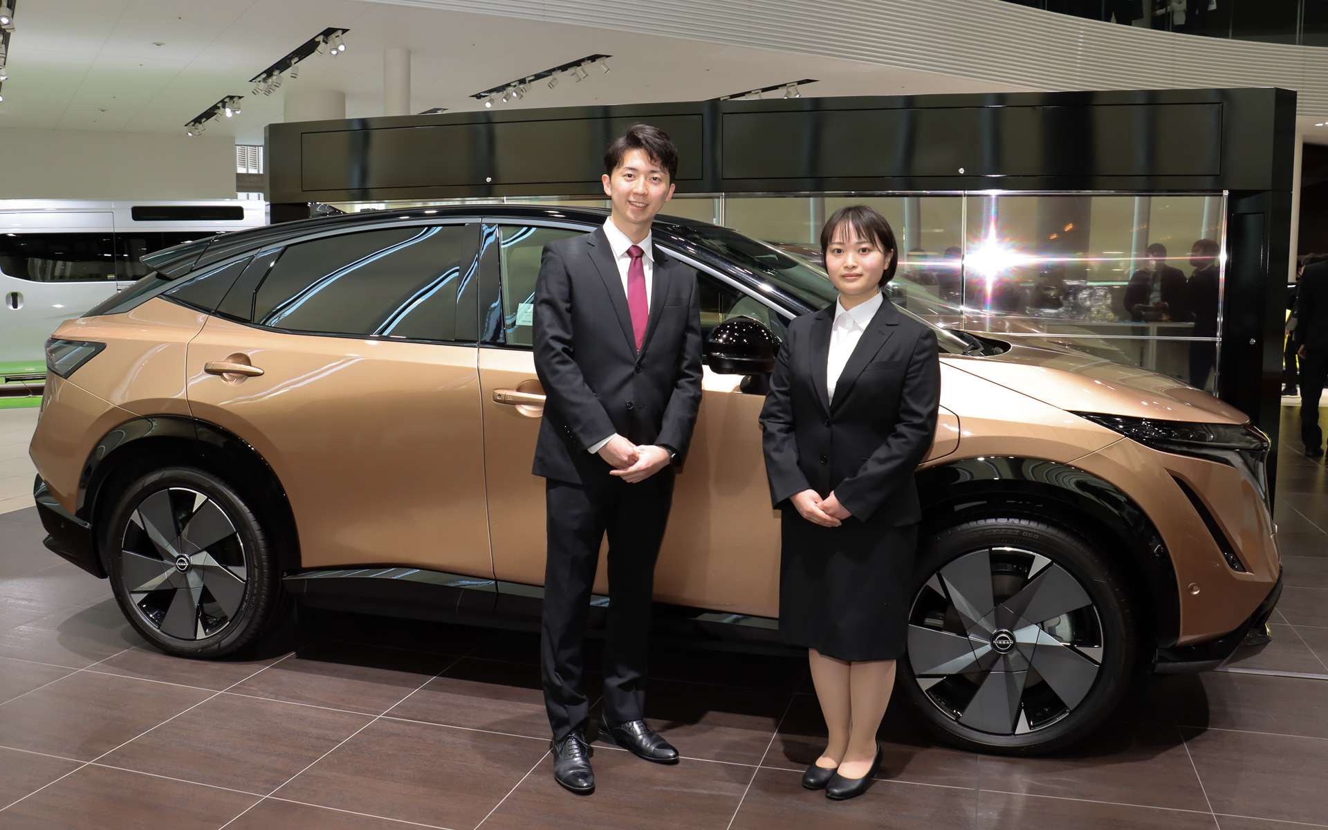 2023年度に日産自動車に入社した新入社員を代表して報道関係者からの質問を受けた藤原健太郎さん（左）と村中優里子さん（右）