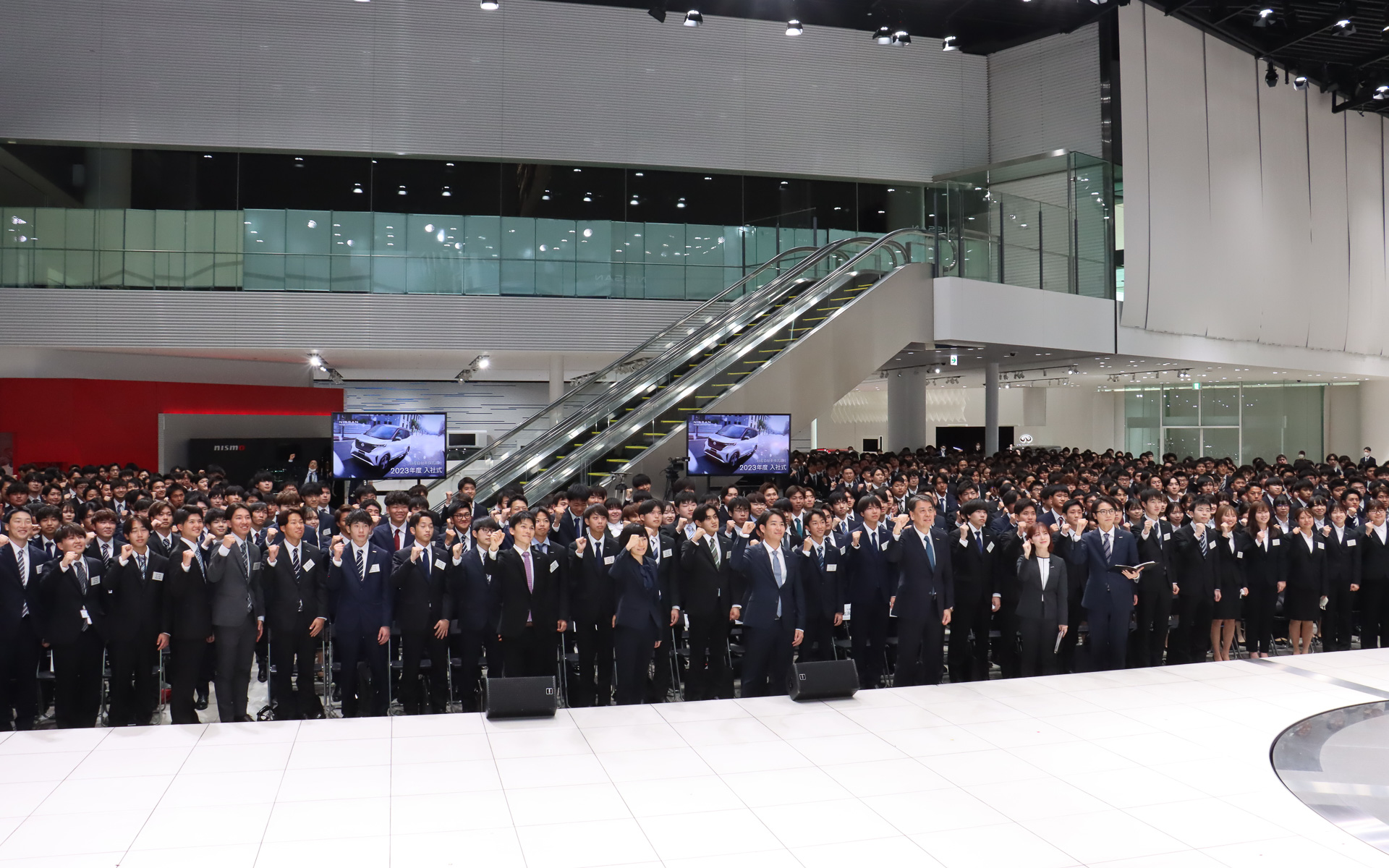 入社式の最後に行なわれた記念撮影。日産自動車株式会社 代表執行役社長兼CEOの内田誠氏と計757人の新入社員などが、司会の「やっちゃえ日産！」のかけ声に合わせてガッツポーズ
