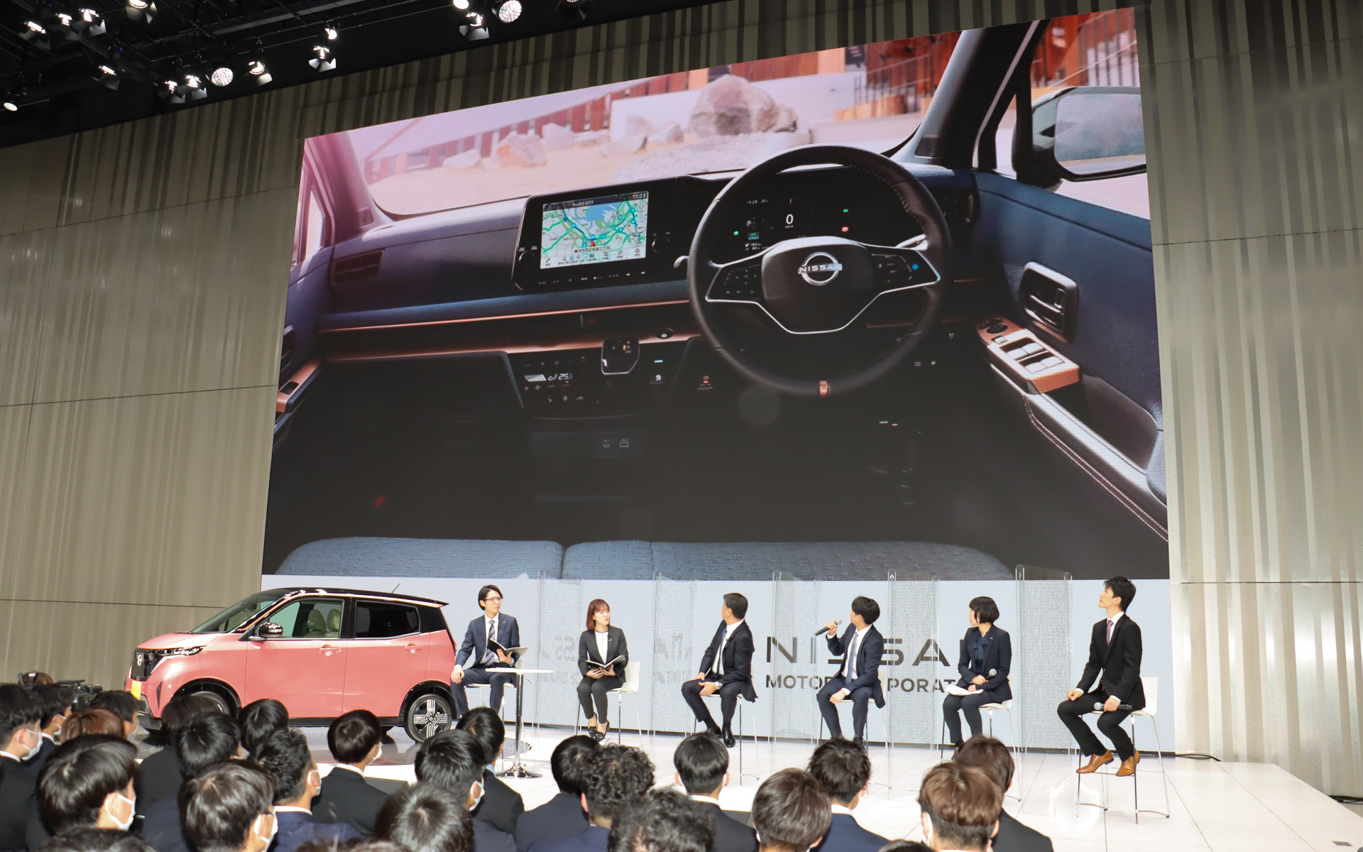 質感を大きく高めたサクラの内装について、言葉で説明する難しさを改めて実感したという