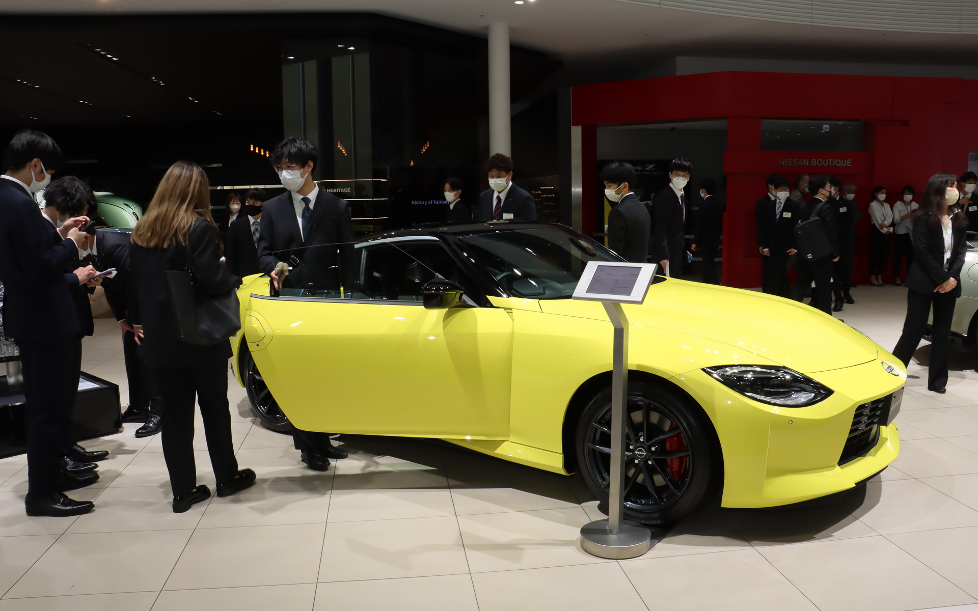 入社式の開始前には会場となった日産グローバル本社ギャラリー内の展示車を見学する時間も用意され、「GT-R」のパワートレーン展示の細部を覗き込む新入社員の姿もあった