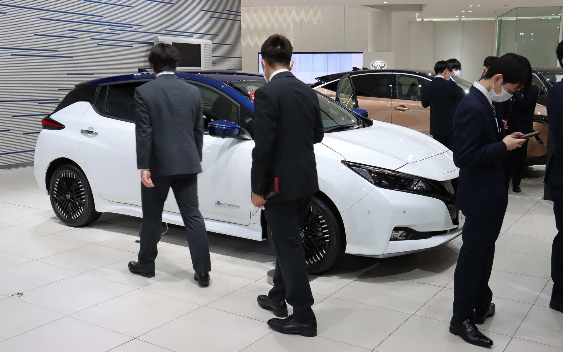 入社式の開始前には会場となった日産グローバル本社ギャラリー内の展示車を見学する時間も用意され、「GT-R」のパワートレーン展示の細部を覗き込む新入社員の姿もあった