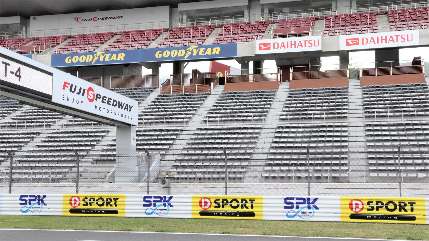 富士スピードウェイのホームストレートに「SPK」「D-SPORT」のロゴを掲示