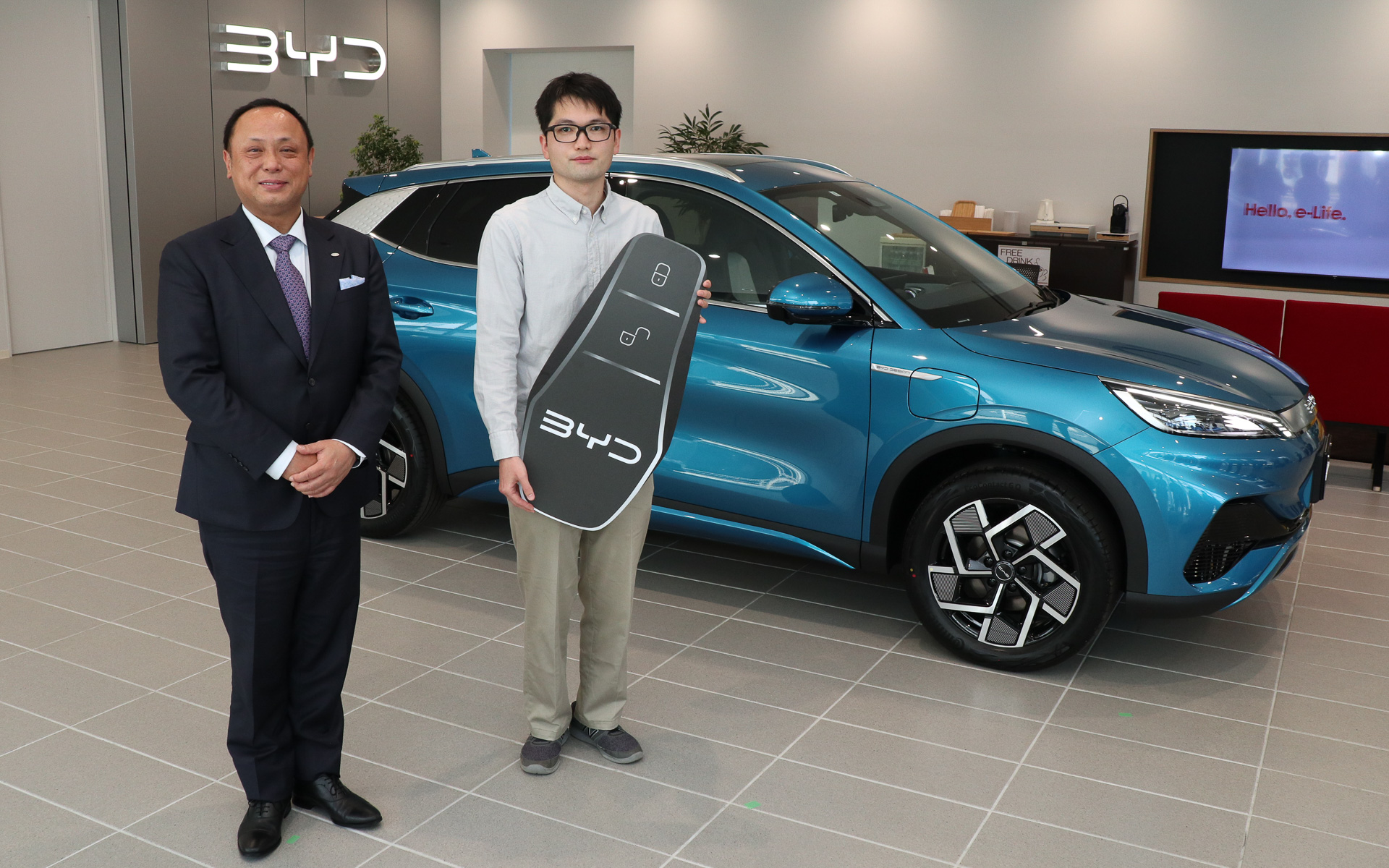 BYD「ATTO 3」納車式に参加した株式会社アクセル 代表取締役社長 岡本二久氏（左）と購入者のオオタさん（右）