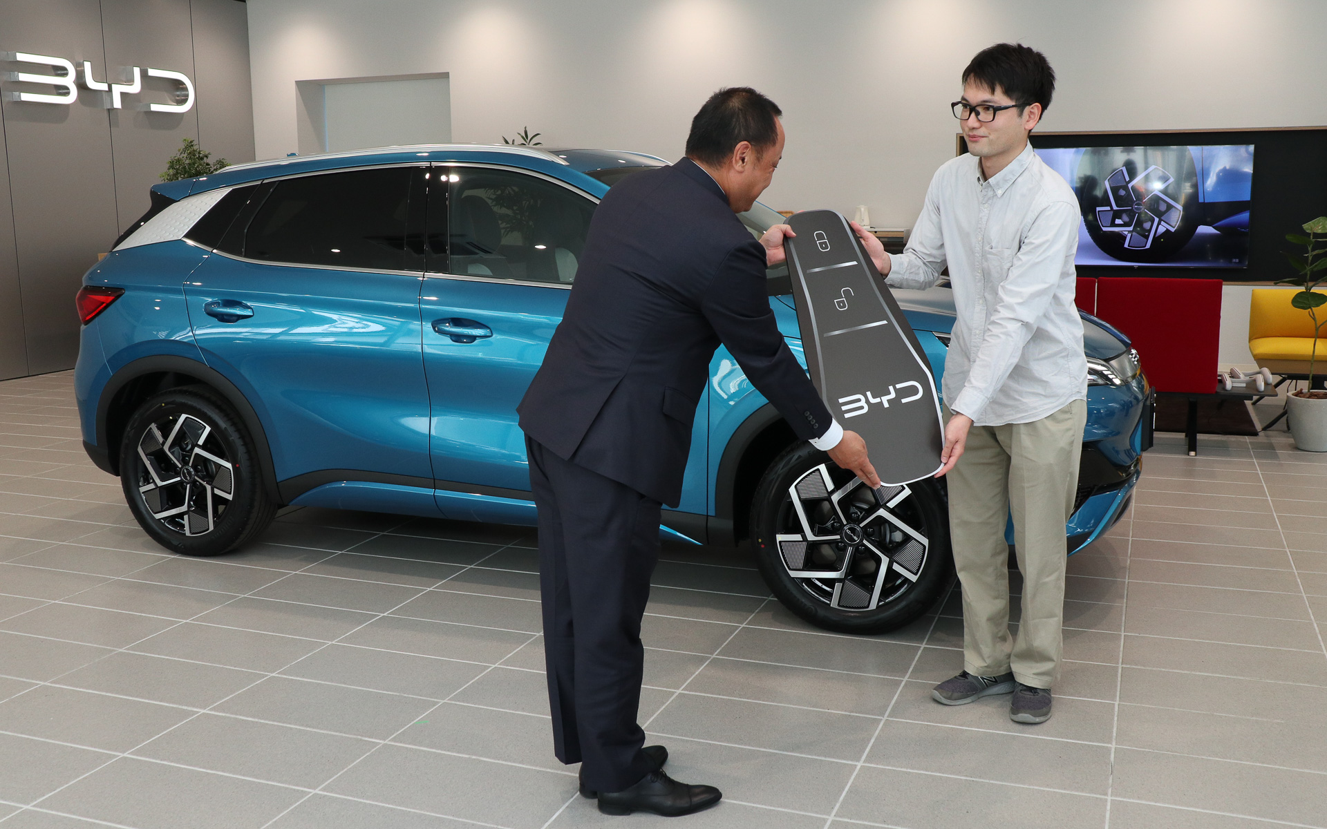 岡本社長からオオタさんにマスコットキーと花束が贈呈された