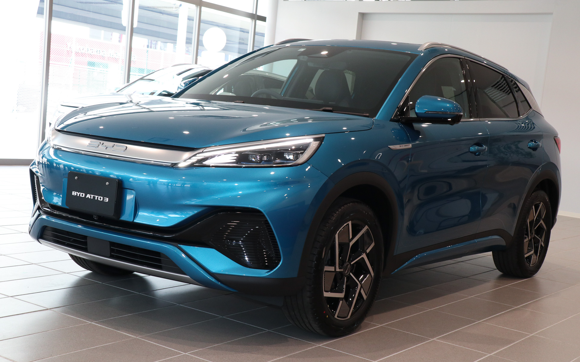 ボディカラーは「サーフブルー」