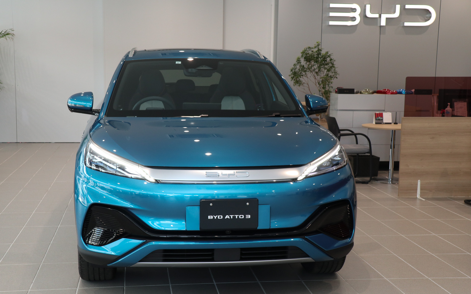 ボディカラーは「サーフブルー」