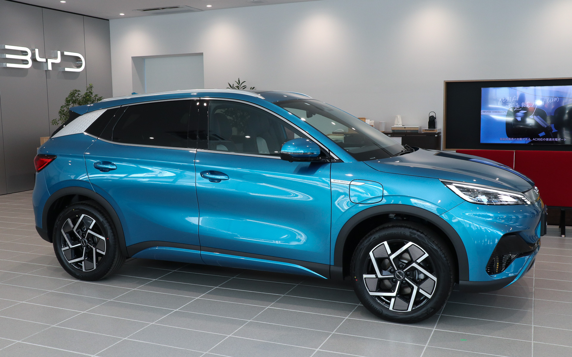 ボディカラーは「サーフブルー」