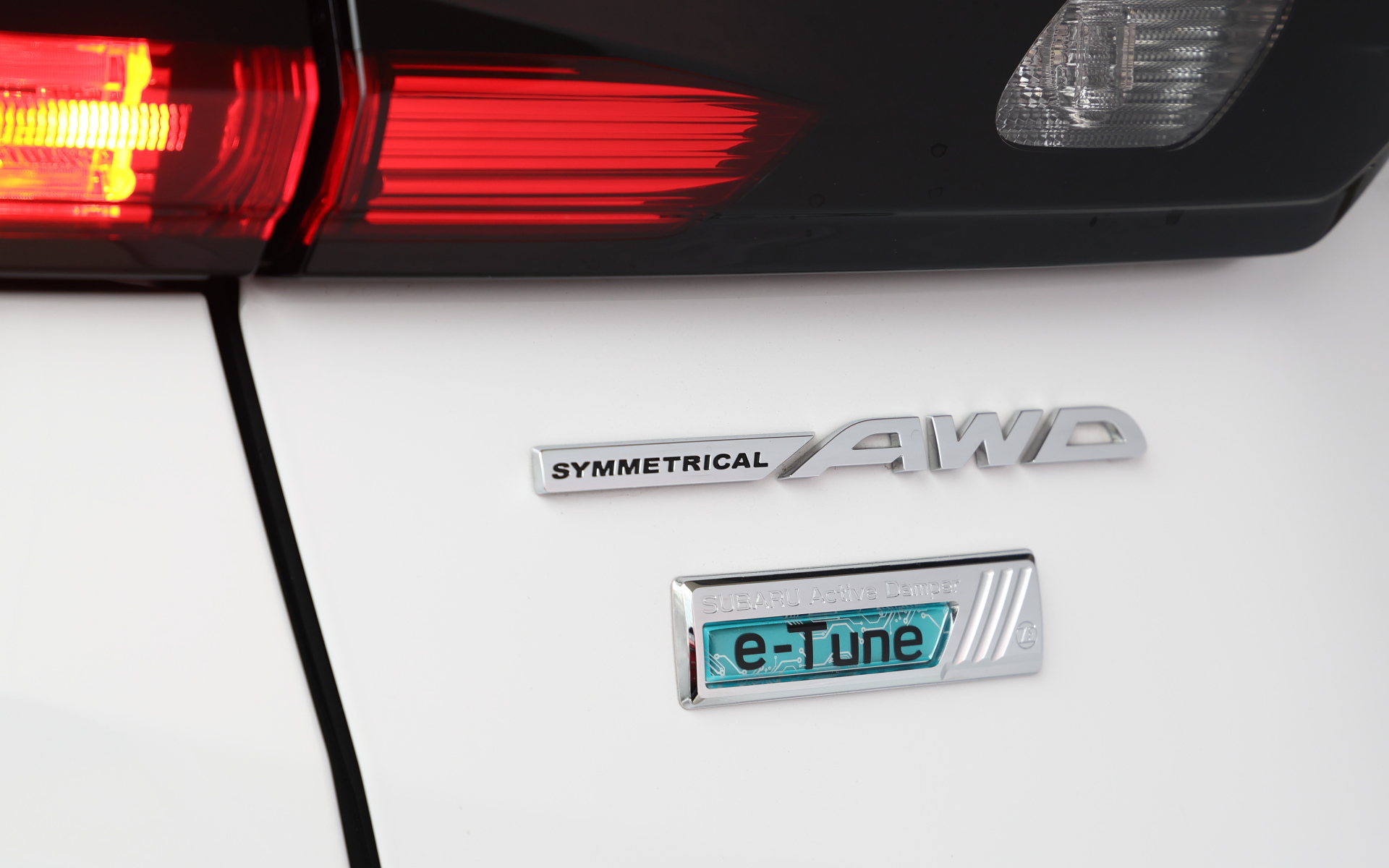 「SUBARU Active Damper e-Tune」は、スバル初となる電子制御ダンパーのプログラムをアップデートするサービス。「レヴォーグ STI Sport」のAタイプ～Bタイプに適応し、価格は3万3880円（エンブレムを含む）で、工賃は別途必要。作業時間はおおよそ30分ほどを想定