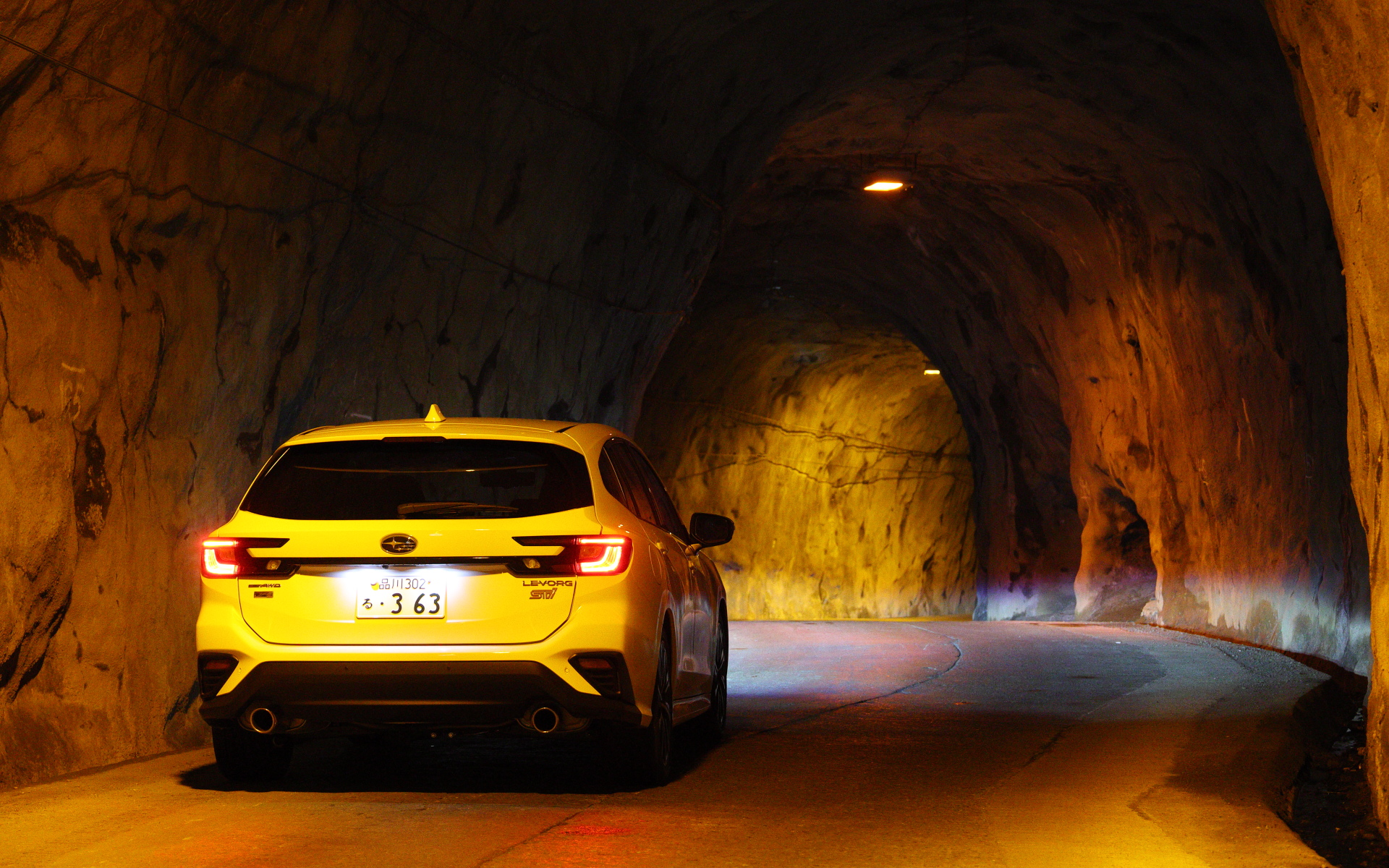 （いろんな意味で）ムードが満点な奥米隧道を通過