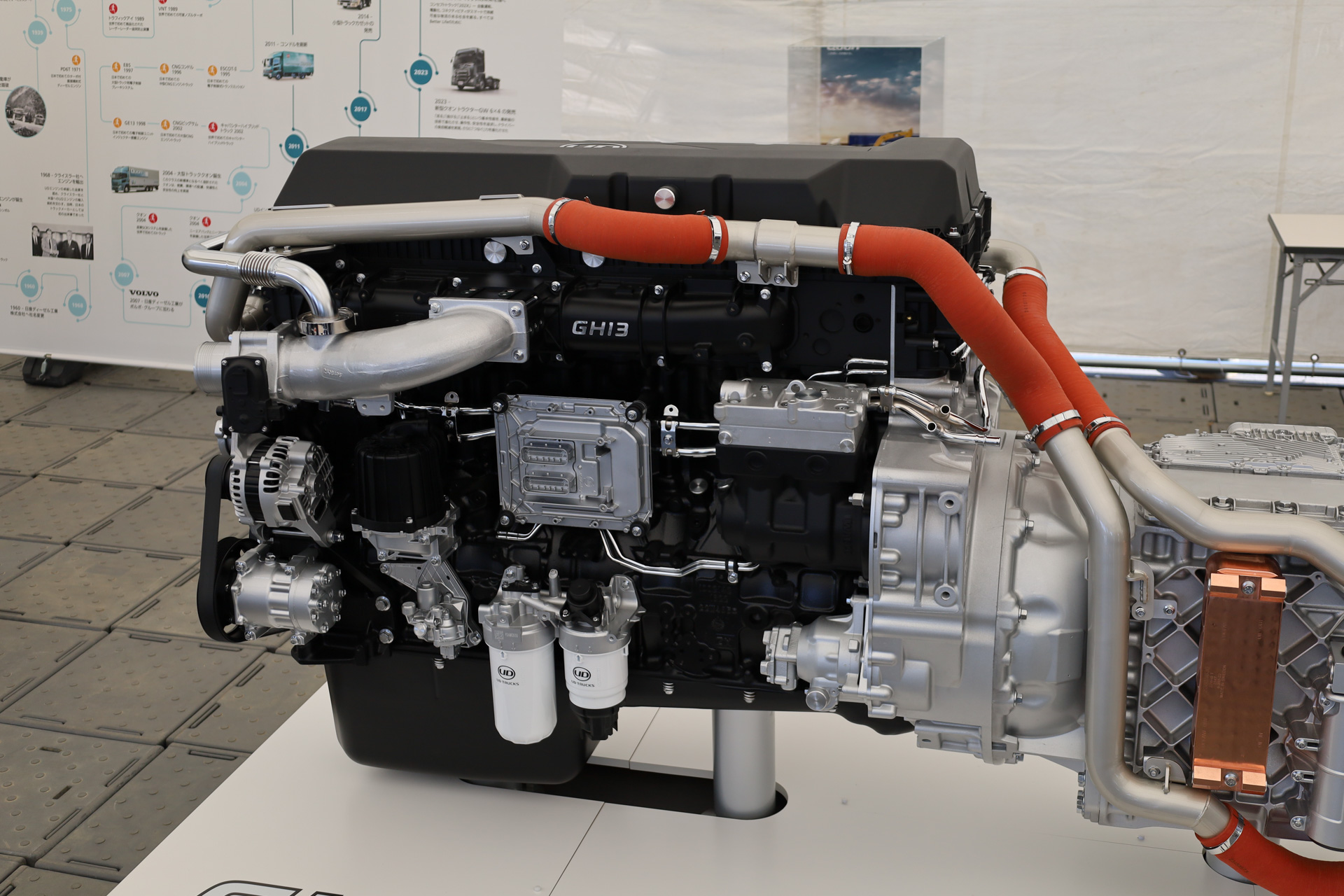 13リッターの「GH13」エンジンと12段電子制御式トランスミッション「ESCOT-VII」、水冷式の大容量流体式リターダーの展示