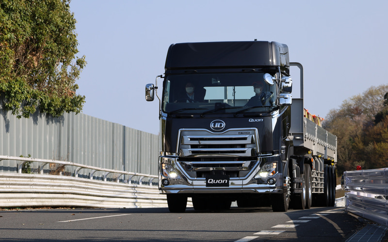 UDトラックス、新型「クオン GW 6×4」重量物輸送を担う顧客の声で13年