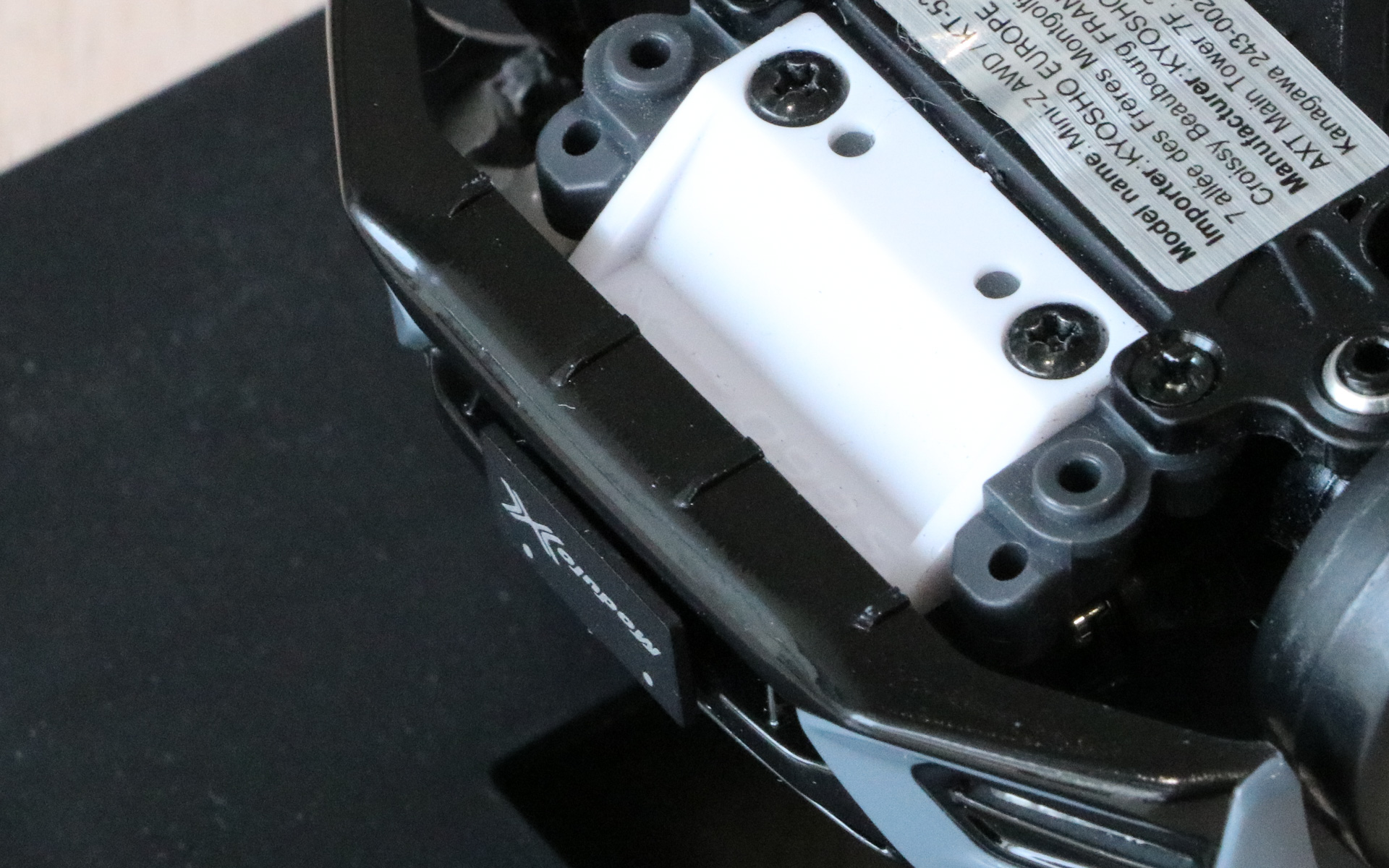 フロントバンパー下の4つの「エアロガイドフィン」もしっかり再現