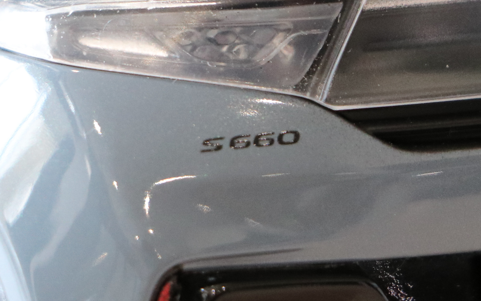 S660のエンブレムもクロームメッキカラーを再現