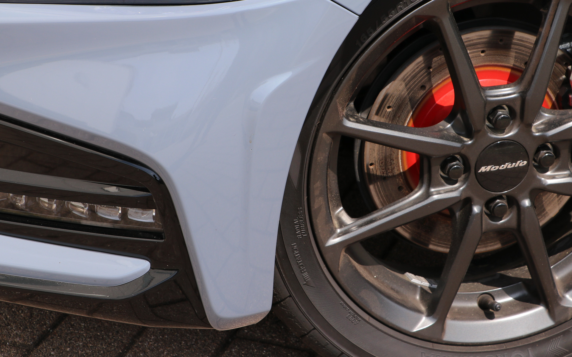 前からの風をボディから離れされる効果があるフロントバンパーサイドの「エアロガイドステップ」も再現