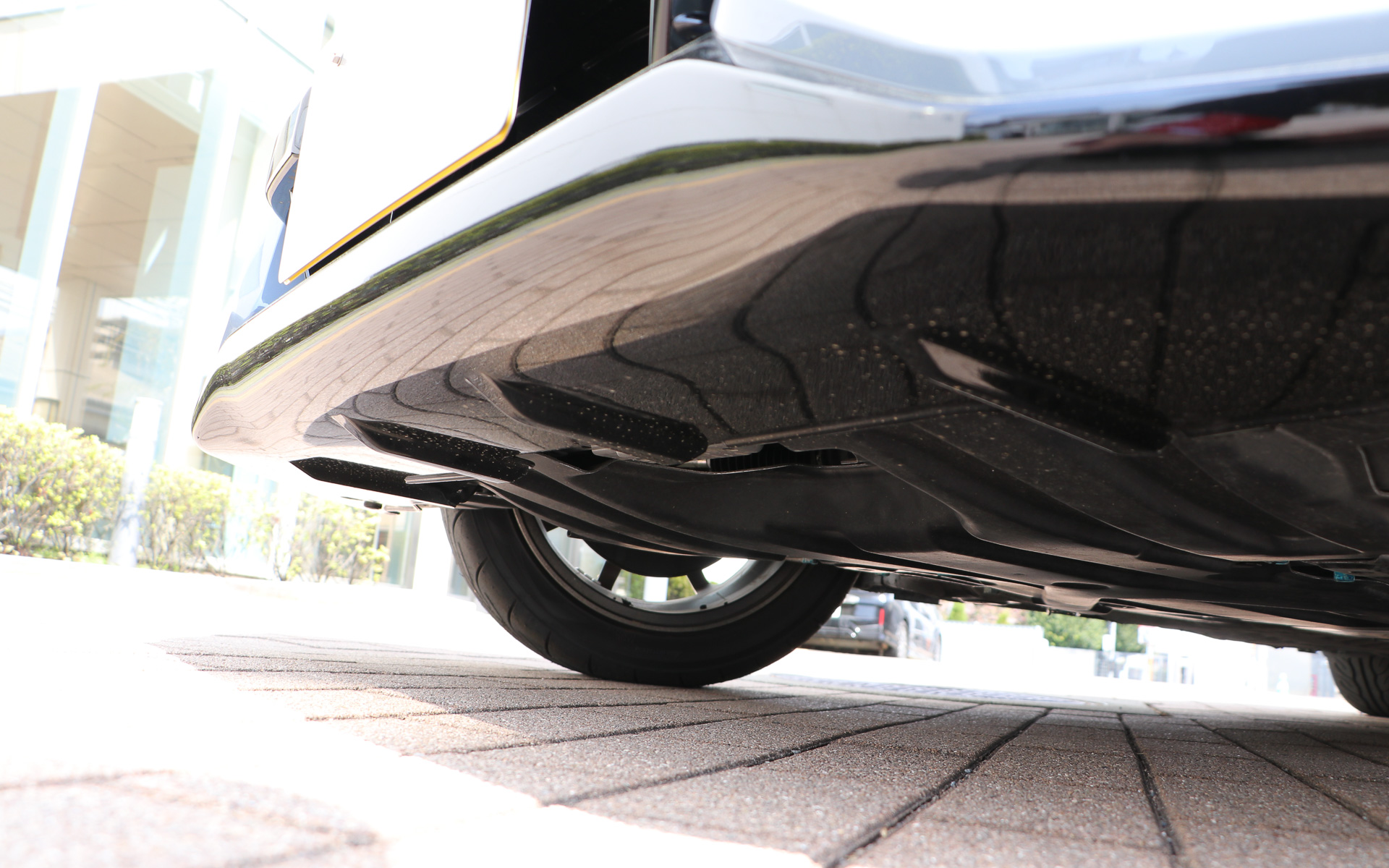 フロントバンパー下の4つの「エアロガイドフィン」もしっかり再現