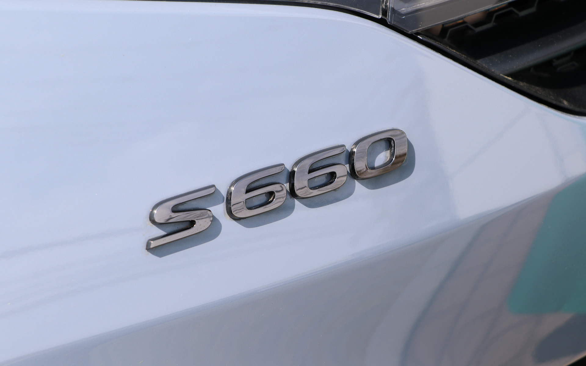 S660のエンブレムもクロームメッキカラーを再現