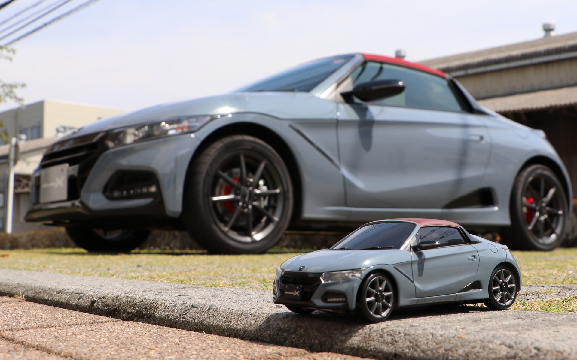 手前にあるミニッツの「S660 Modulo X」は後ろの実車の1/27スケール