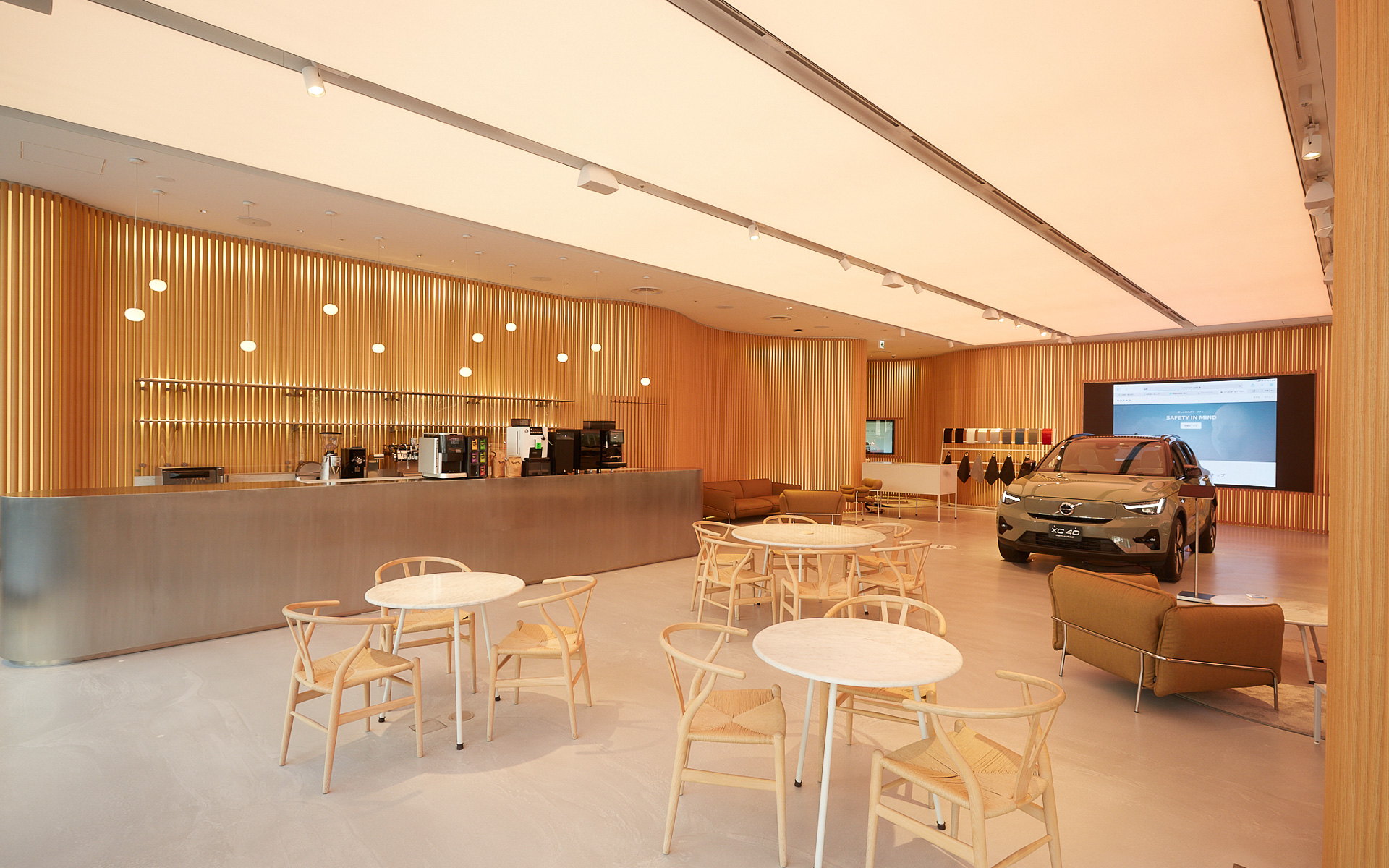 内装はスウェーデンの空・大地・森を表現したという