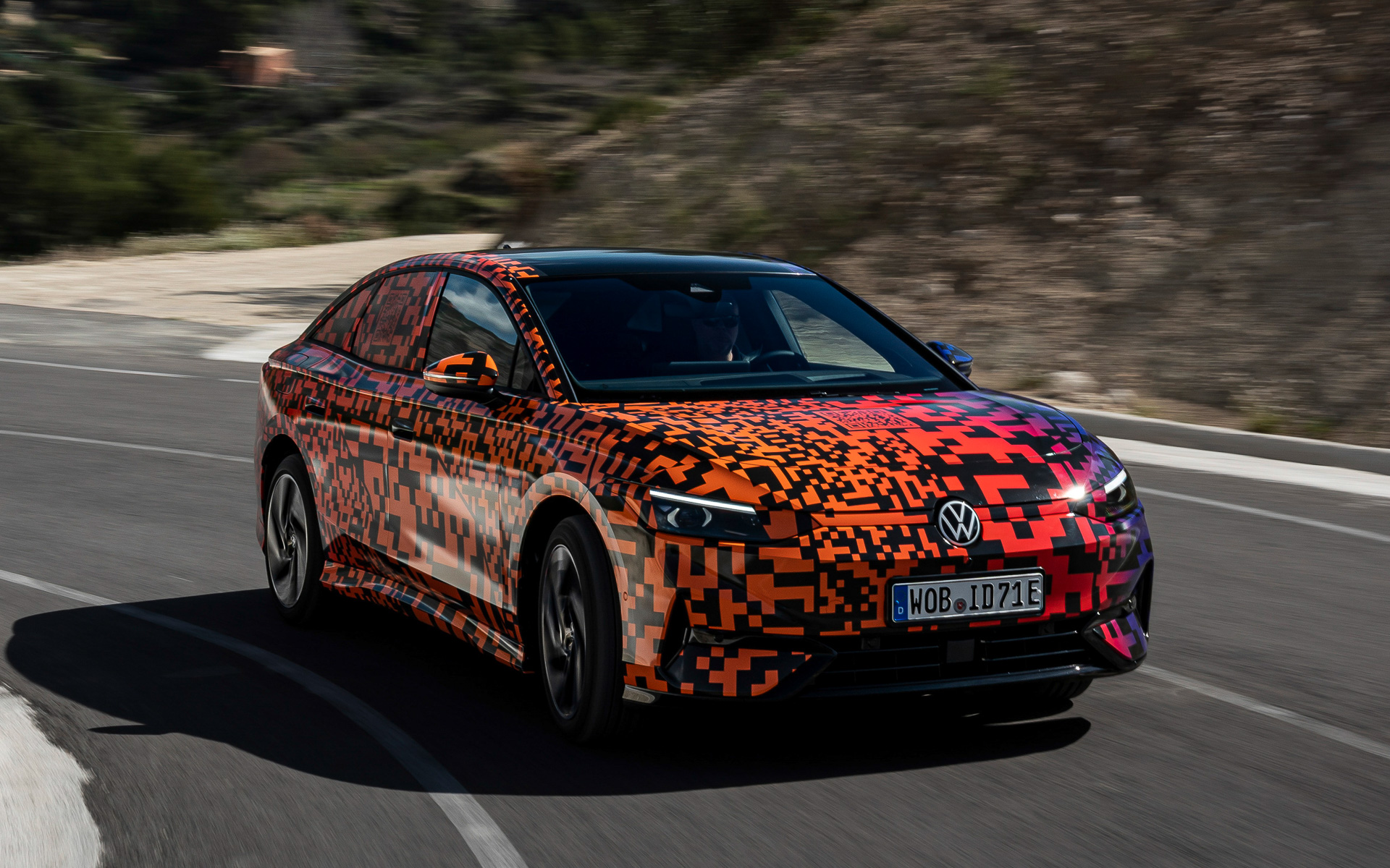 カモフラージュ状態で走行する新型「ID.7」