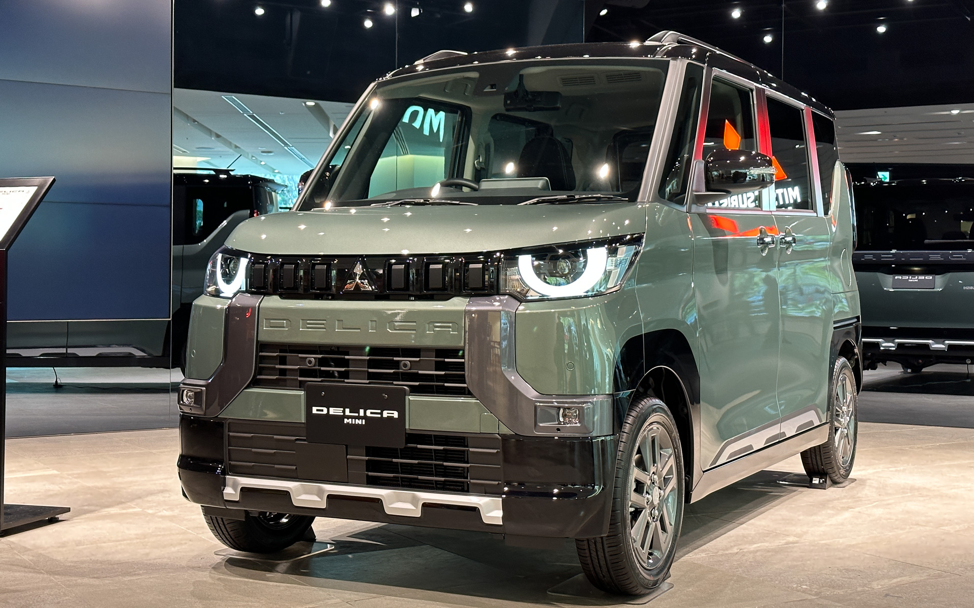 三菱自動車本社ショールームに展示された新型デリカミニ