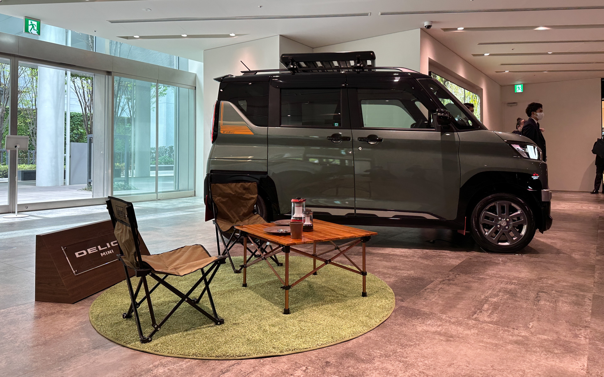 三菱自動車本社ショールームに展示された新型デリカミニ