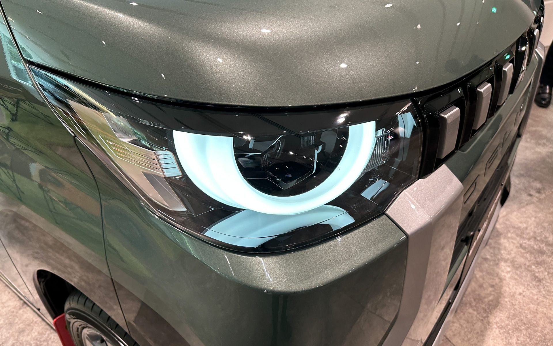 三菱自動車本社ショールームに展示された新型デリカミニ