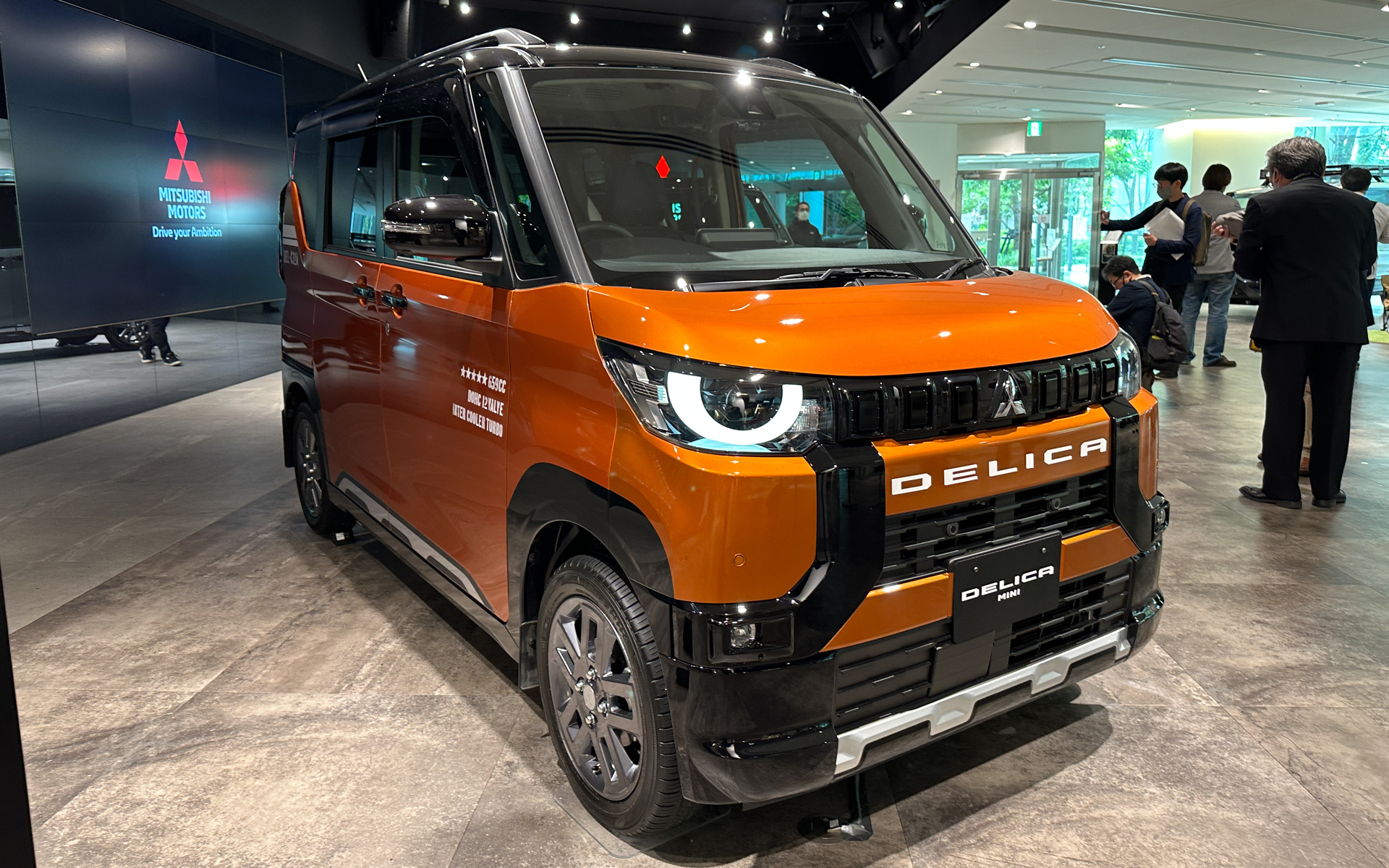 三菱自動車本社ショールームに展示された新型デリカミニ