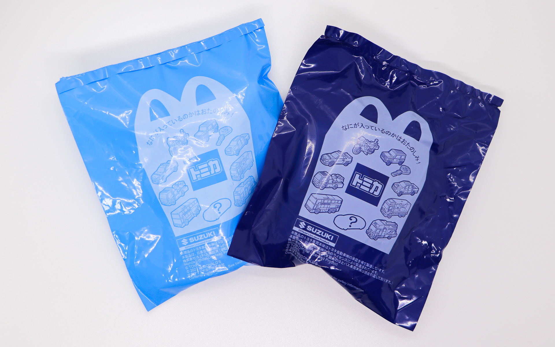 今回のおもちゃの袋は水色と紺色の2つ