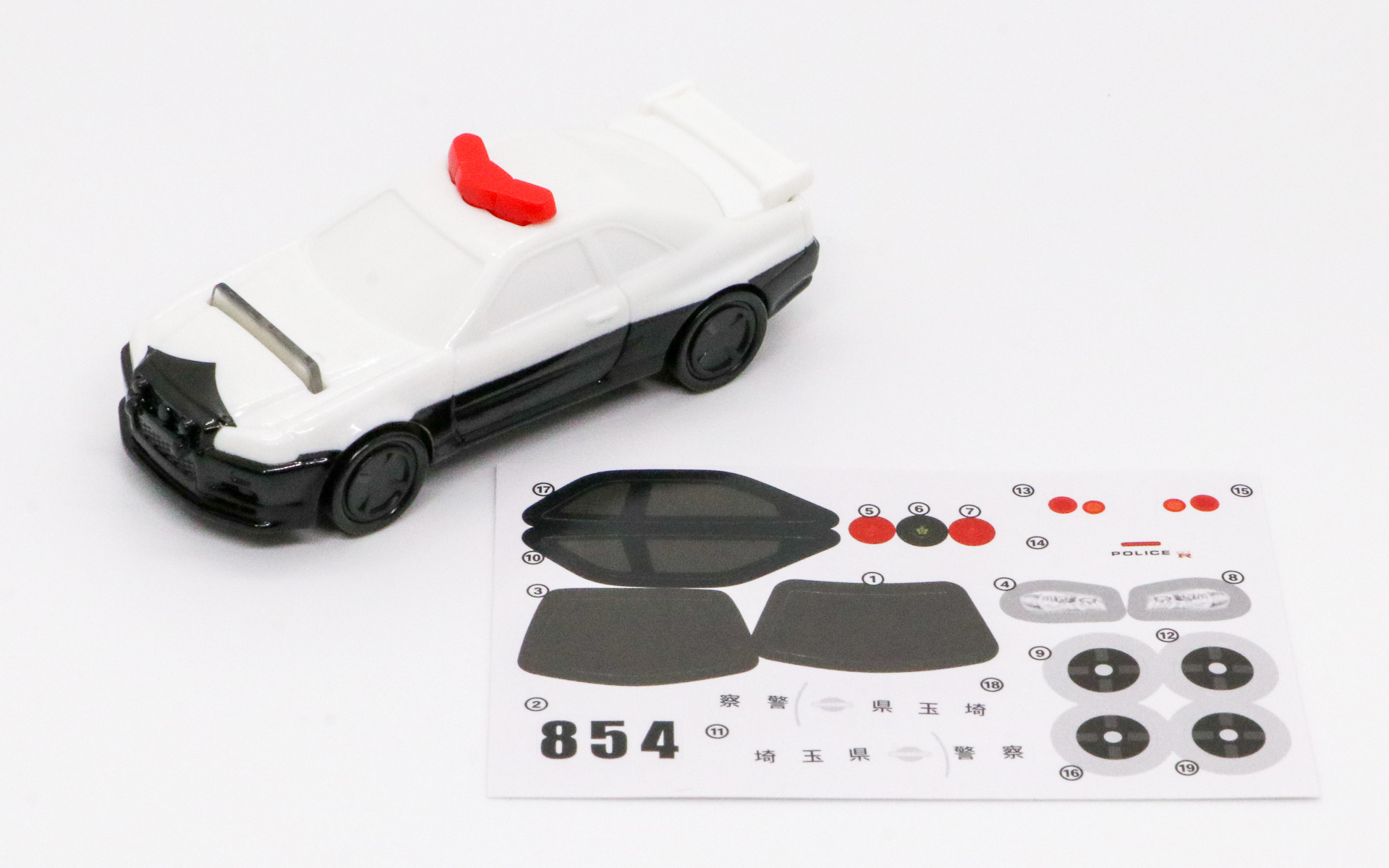 ボンネットのプレートを押し込むと、ルーフにある赤色灯がポップアップするギミックを搭載しているほか、トランクも開閉できる