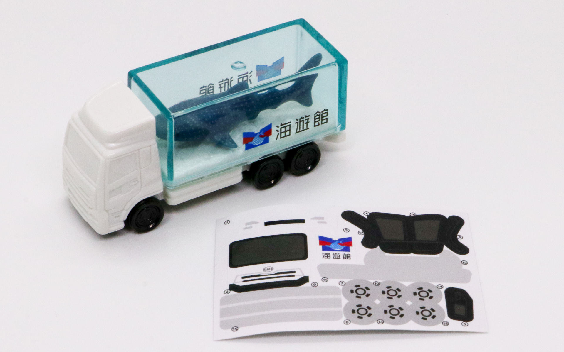 クルマを走らせるとジンベエザメが左右に動く