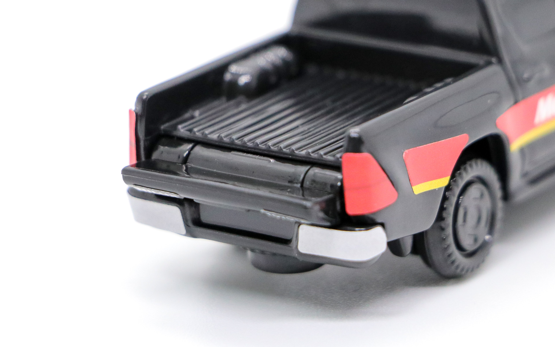 テールゲートを開閉できるほか、サスペンションを内蔵している