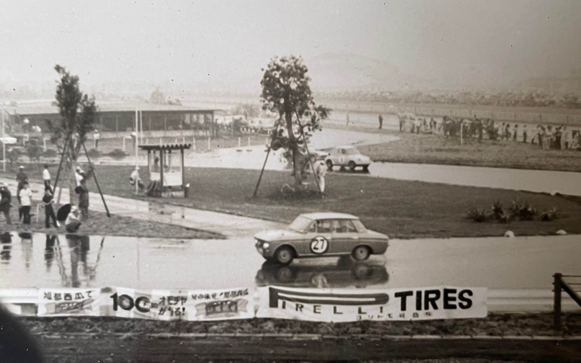 自動車部に入った1年のとき、のちに日本GPに変わるCCC（全日本自動車クラブ選手権）が船橋サーキットで行なわれ、先輩に連れて行ってもらった。ブルーバード410は尊敬する先輩、津々見友彦さんで優勝しました