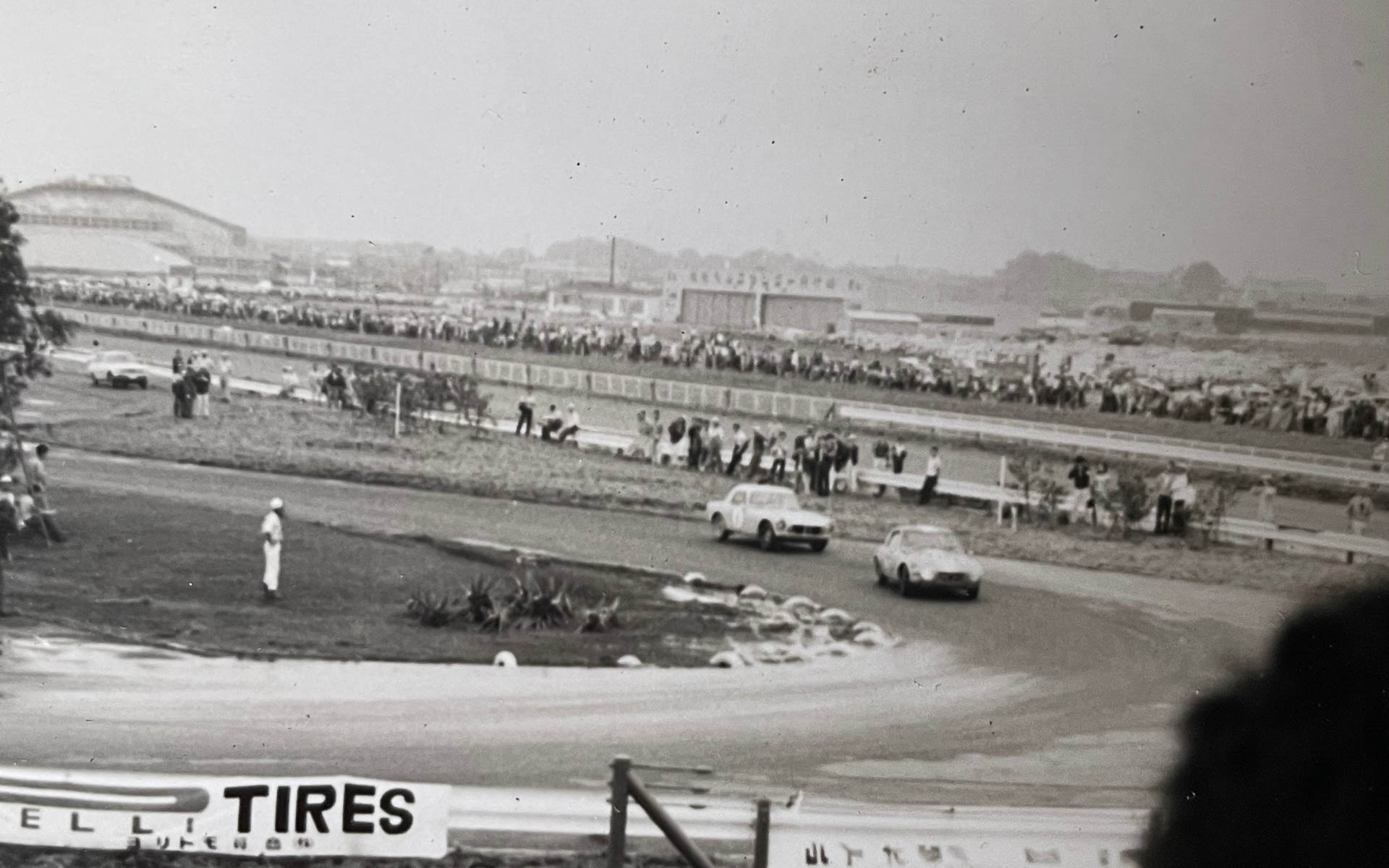 のちに名勝負と言われた浮谷東次郎さんのトヨタS800と生沢徹さんのホンダS600。アクシデントにも負けずトヨタS800が最終ラップで逆転優勝したのでした