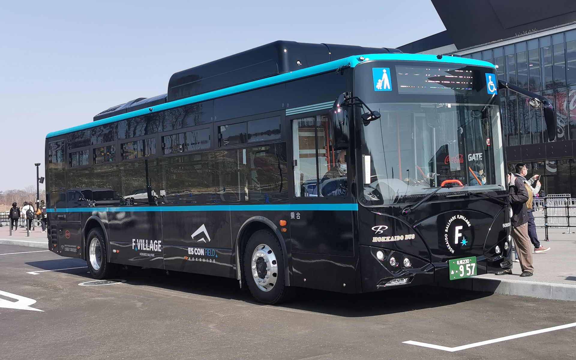 最寄りの北広島駅から北海道ボールパークFビレッジまでは、EV（電気自動車）バスが運んでくれます（大人200円）