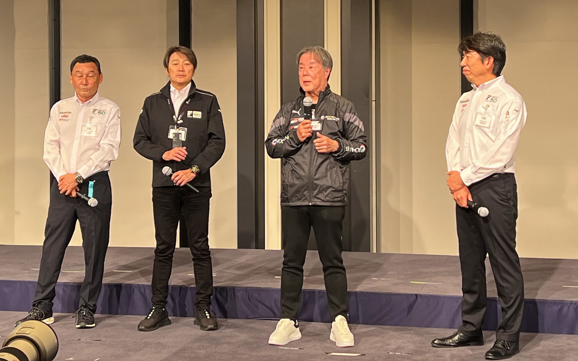 上野社長が文部科学省スポーツ功労者として顕彰された星野一義氏（右から2人目）を紹介。中嶋氏、星野氏と日本のフォーミュラを支えてきた2人が壇上に