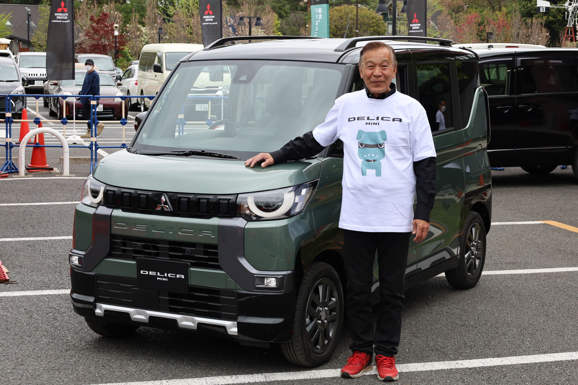 増岡浩氏も登場し、新型デリカミニが片輪を浮かしながらデモ走行を披露