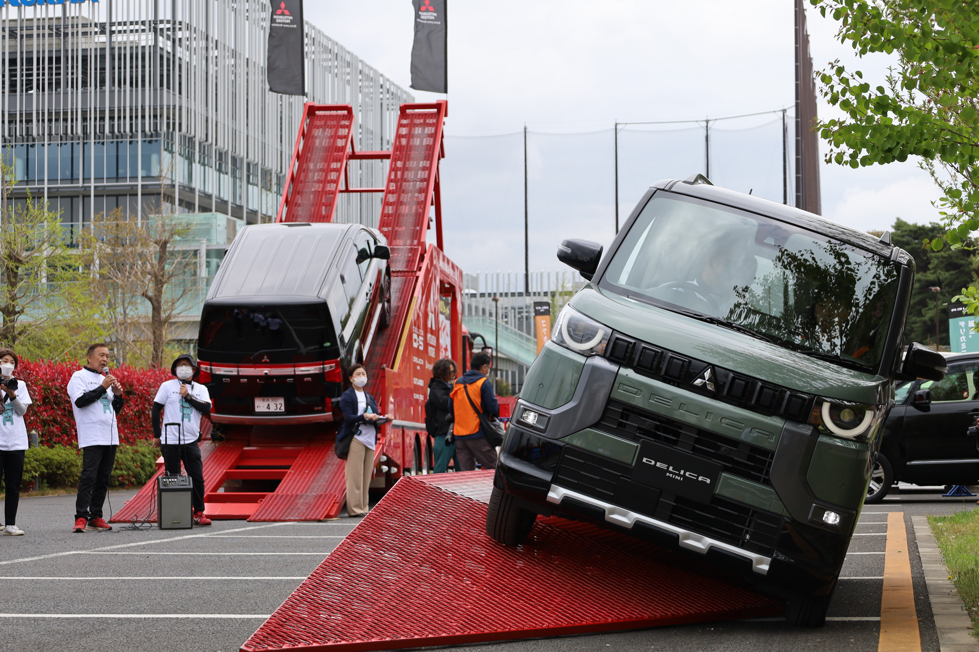 増岡浩氏も登場し、新型デリカミニが片輪を浮かしながらデモ走行を披露