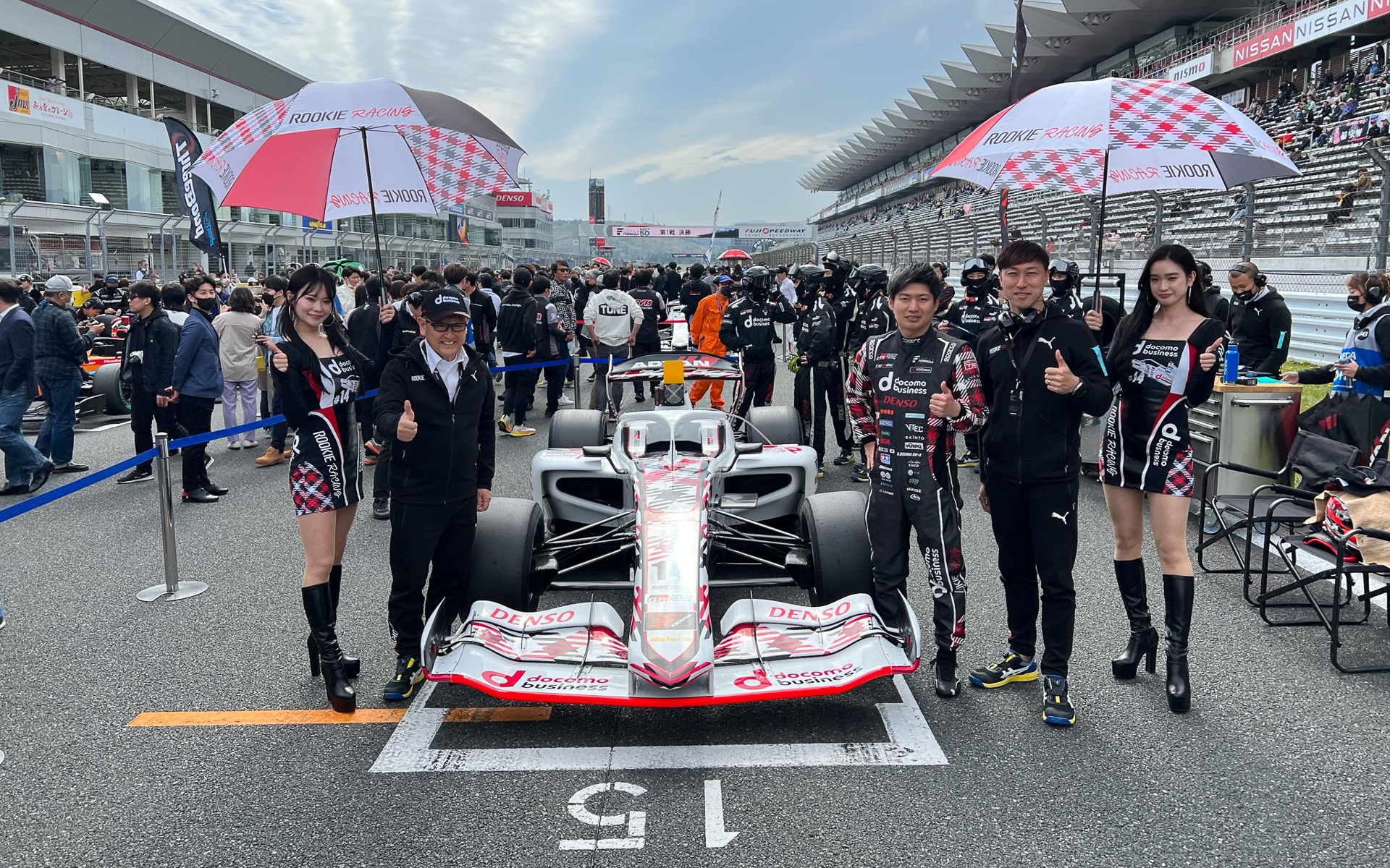 レーシングドライバーとしてのモリゾウ選手でもあり、ルーキーレーシングのオーナーでもある豊田章男氏（中央左）。チームドライバーの大嶋和也選手（中央右）、チーム監督の石浦宏明氏（中央左から2人目）とともに